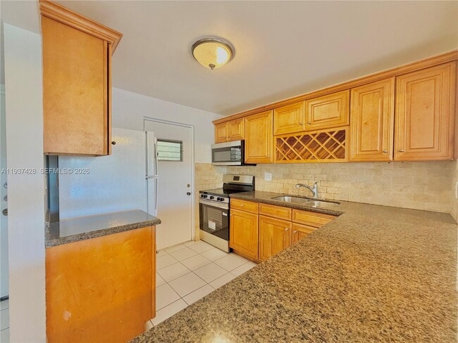 Photo - 2320 S Cypress Bend Dr Unit 305
