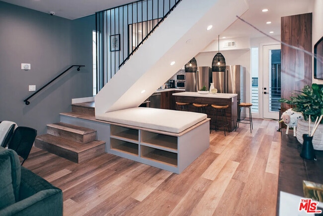 Photo - 803 N Harvard Blvd