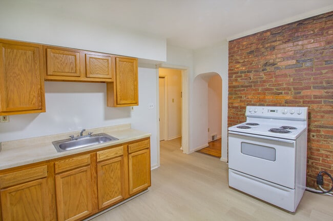 Building Photo - 421 Peebles St Unit 2