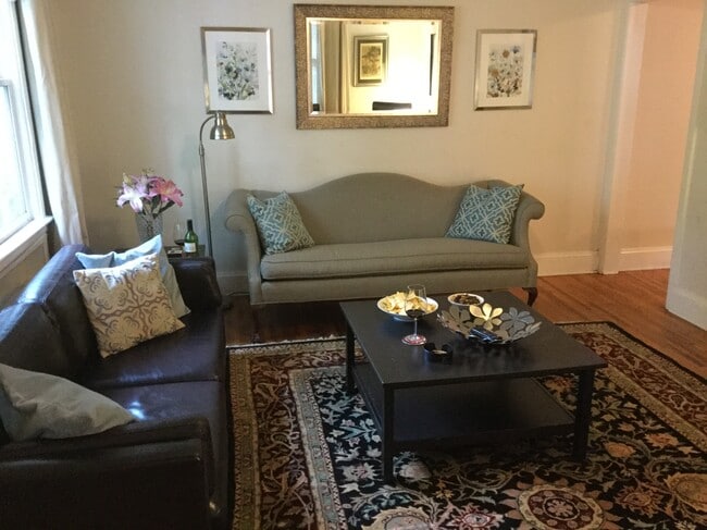 cómoda sala de estar - 2124 Chesterfield Ave