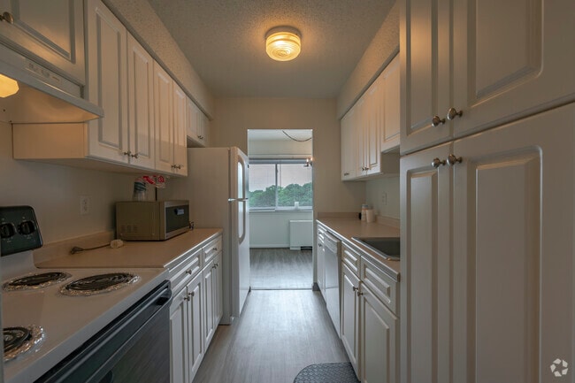 1BD, 1BA Balcony - 860SF - Victoria Towers - Kitchen - Victoria Towers