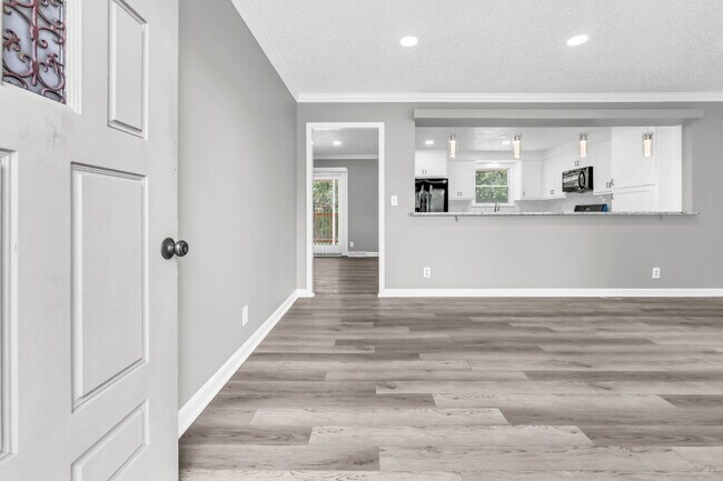 Photo - Wonderful 3 bed 2 bath with a modern interior
