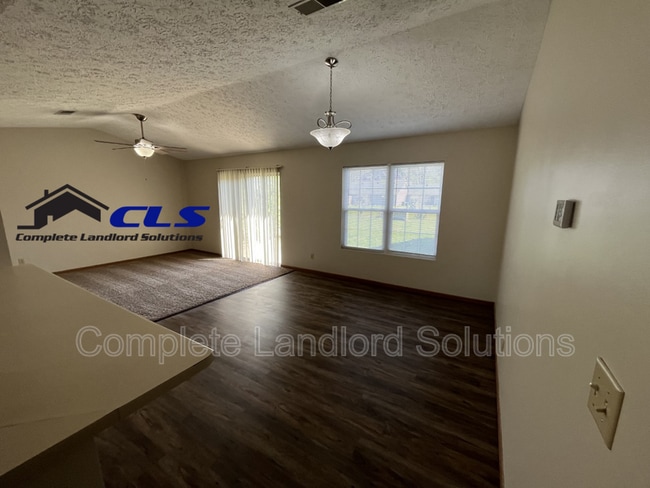 Photo - 563 Farrington St