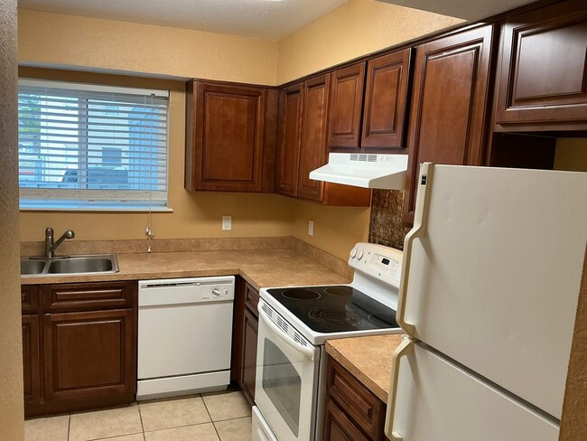 Photo - Updated and ready for move in! Close to OU campus! Community Pool, fenced in courtyard! 3 bathro...