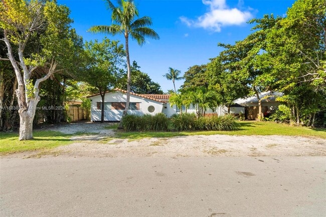 Photo - 738 Fernwood Rd
