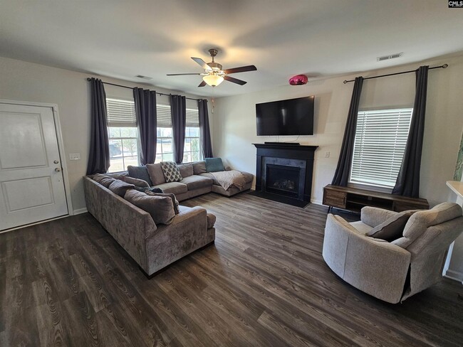 Photo - 819 Queenshire Ln