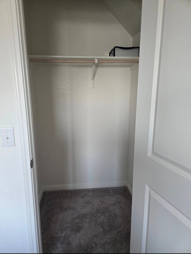 Photo - 998 Delta Cres