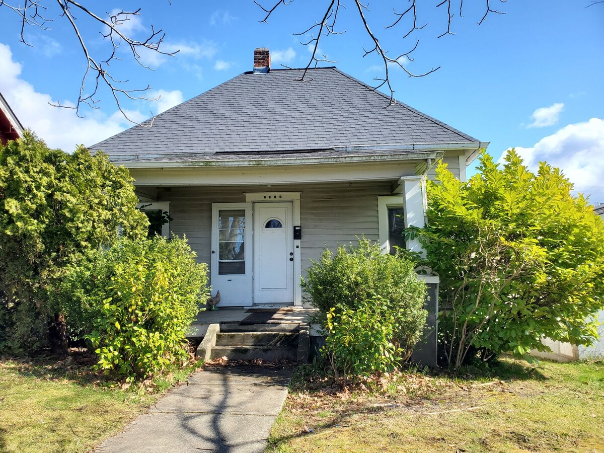 Charming older home on a cute tree lined s... - Charming older home on a cute tree lined s...