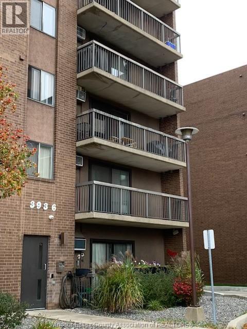 Photo - 3936 Wyandotte St E Unit 211