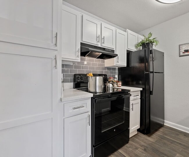 Building Photo - 2-Bed with 1 Month Free + Waived Fees! Unit MGTL