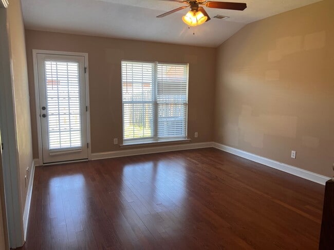 Photo - 911 Bryan Cir