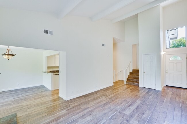 Photo - Santa Clara/Must See Stunning Tri-level 2/2.5 Townhome !