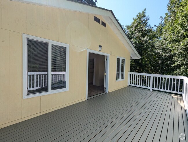 Building Photo - Charming 1 Bedroom Apartment w/ Deck Overl... Unit 3902 APT B