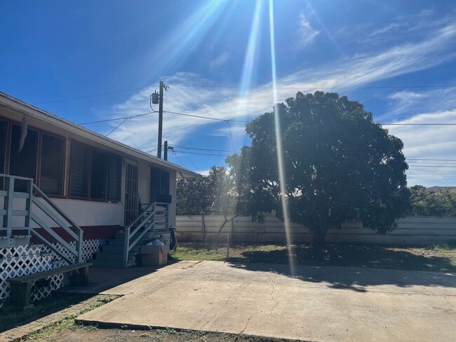 Building Photo - 2/1 duplex in Makaha | $1500.00 water included