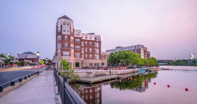 Building Photo - Great 2Br/2Bth apartment in great location on the water! Laundry in unit!