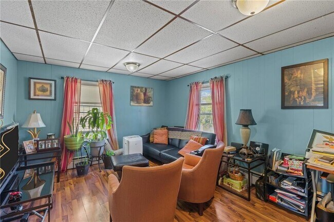 Photo - 528 Lonsdale Ave