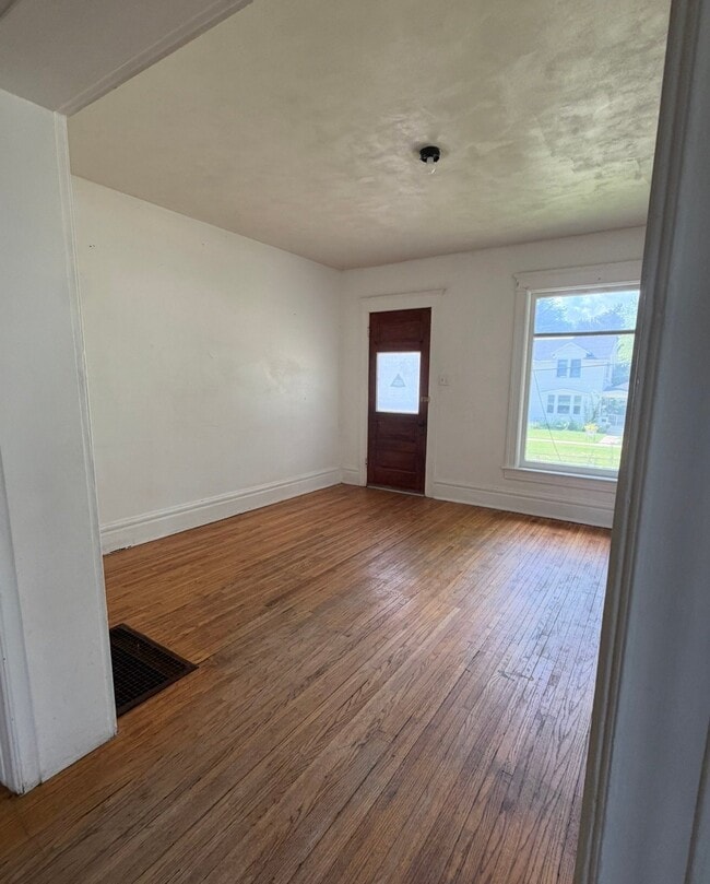 Photo - 915 W Douglas St