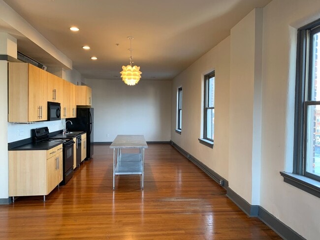 Building Photo - 913 Monmouth St Unit 913-3C