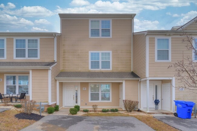 Photo - Oak Tree Townhome | 4 Bed, 4.5 Bath | Available Now!