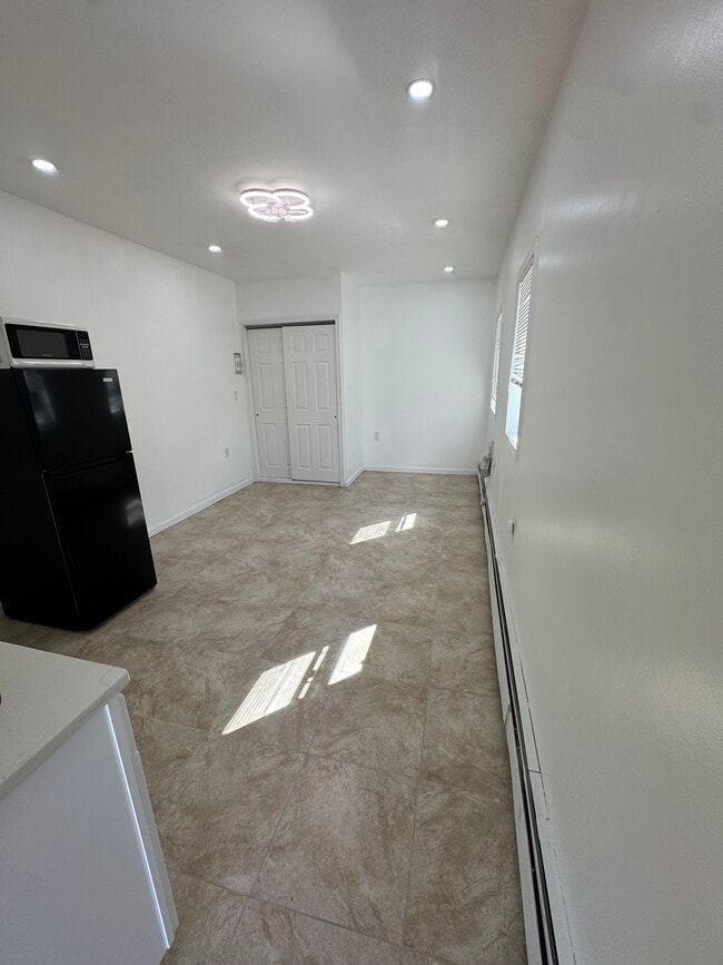 Building Photo - 1132 11th St Unit Studio apartment for rent