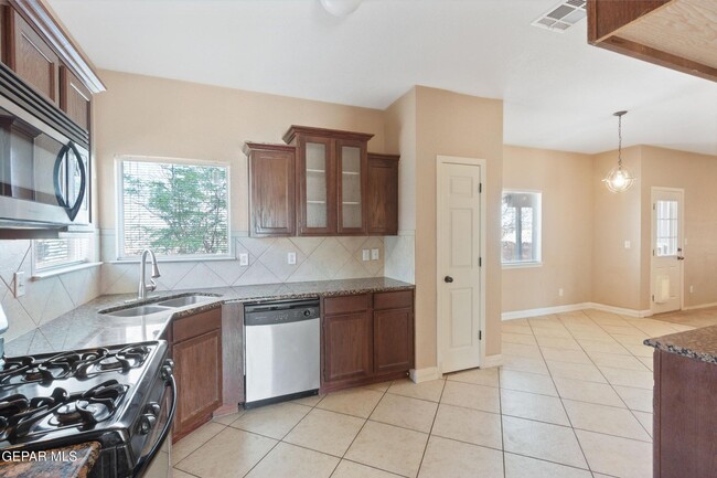 Photo - 2120 Shreya St