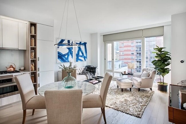 635 W 42nd St Unit 8-32
