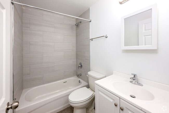 3BR, 1BA - 610SF - Bathroom