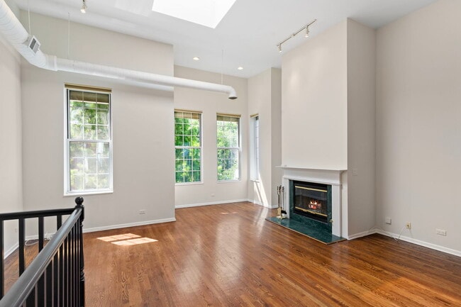 Photo - 1710 W Erie St Unit 301