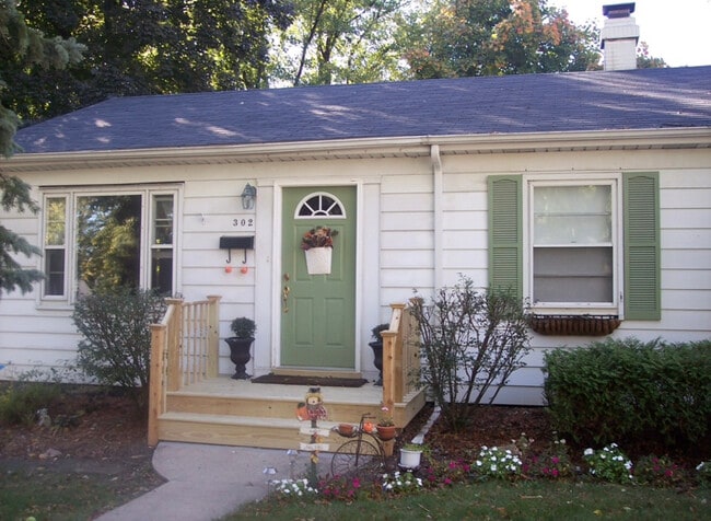 Building Photo - 302 S Park St Rental