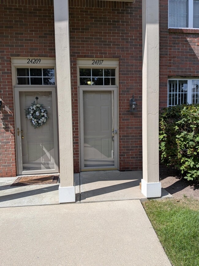 Building Photo - 24107 Chesapeake Cir Rental