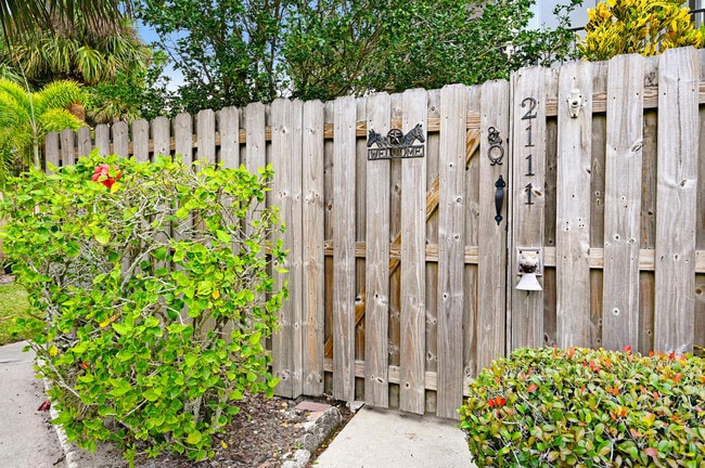 Photo - 2111 Vista Oaks Cir NE