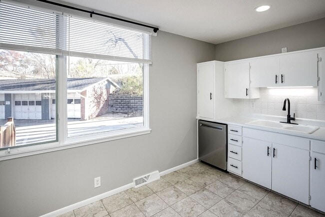 Photo - Spacious 3-Bedroom Apartment in Millard! Unidad 15