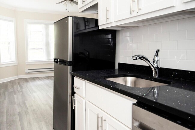 Photo - 648 W Roscoe St