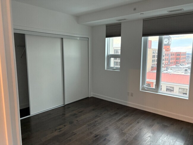 Photo - 195-710 Hunter St E