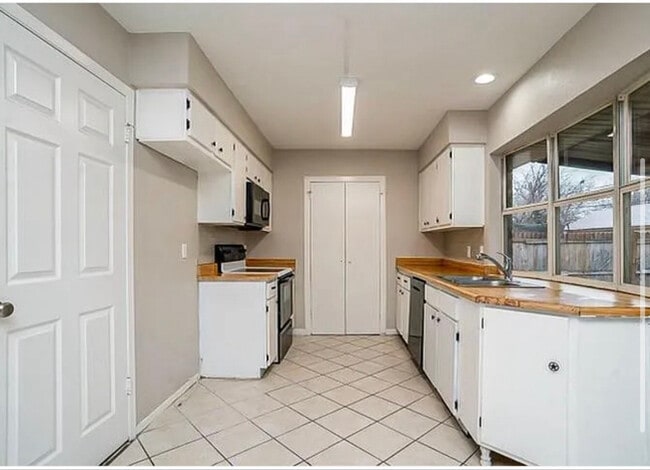 Photo - 423 Southlake Dr