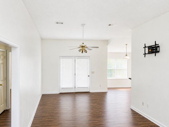 Building Photo - Charming 3-Bedroom Home Near Kings Bay Naval Base!