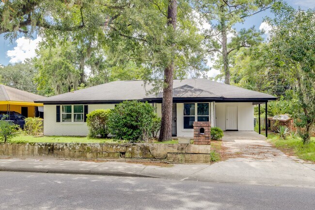 Photo - 925 Staley Ave