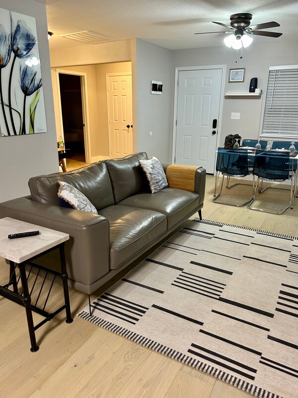 Building Photo - 2216 Pine St