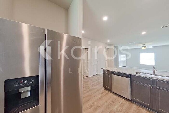 Photo - 712 St James Pl