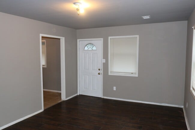 Photo - BEAUTIFUL HOME LOCATED CLOSE TO EVERYTHING WITH GARAGE!