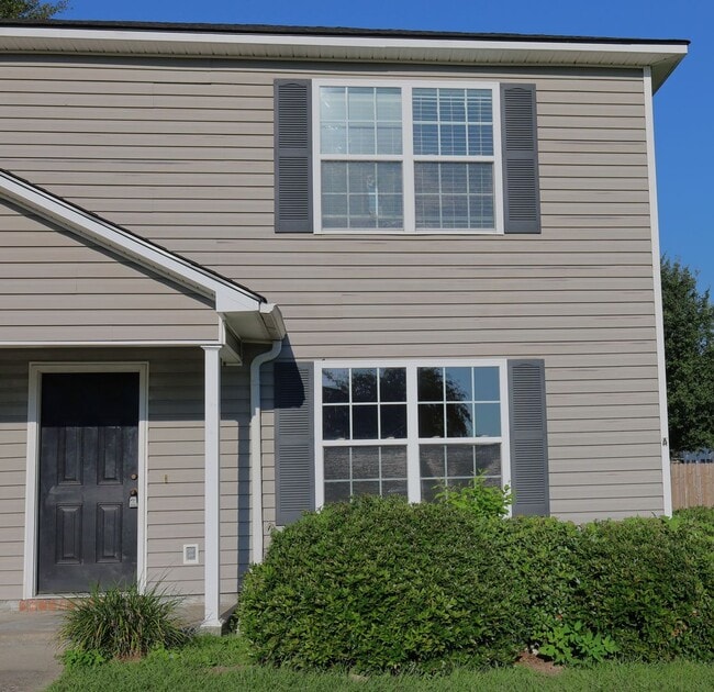 Building Photo - 1801 Chestnut Dr