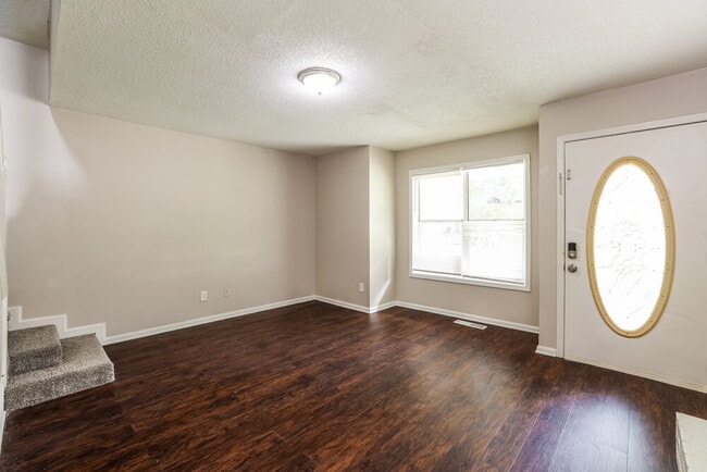 Photo - 221 Clydesdale Ln SE