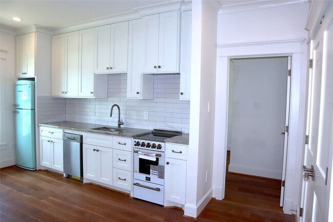 Photo - 1836 Cortlandt St