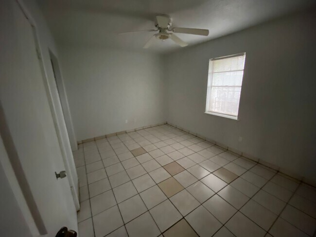 Photo - 910 Athol St Unit 3