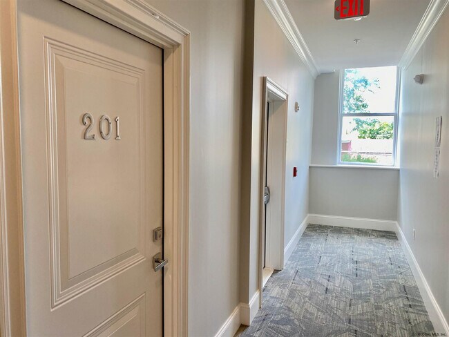 Photo - 77 Van Dam St