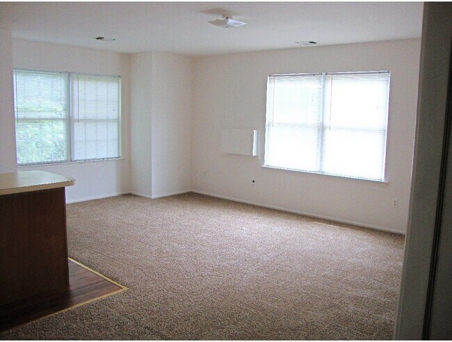 Woodbridge at Farmingdale Apartments
