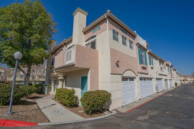 2 Bedroom Condo with Loft in Canyon Country! - 2 Bedroom Condo with Loft in Canyon Country!