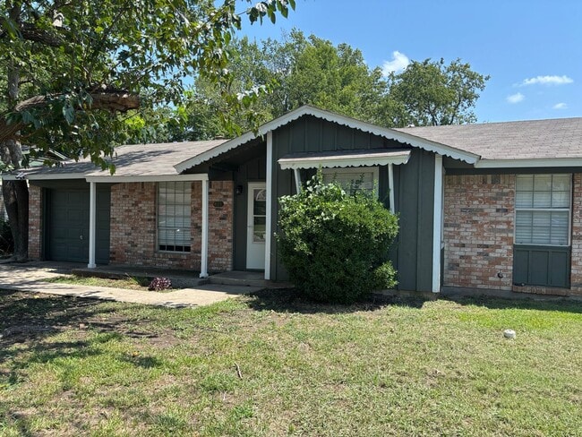 Building Photo - 4/1.5/1 Brick Home in Quiet South Sherman ...