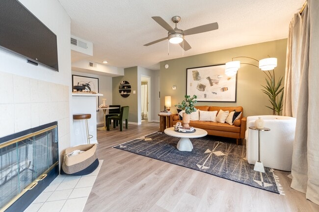 2BR, 2BA - 917SF