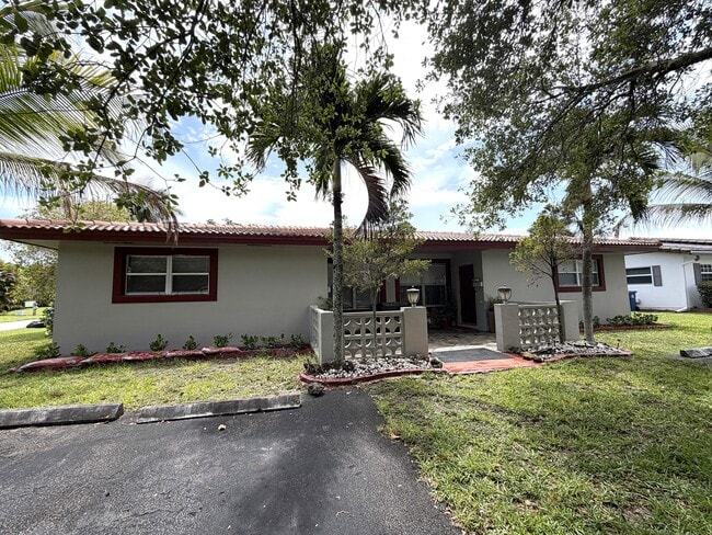 Building Photo - 4019 Woodside Dr